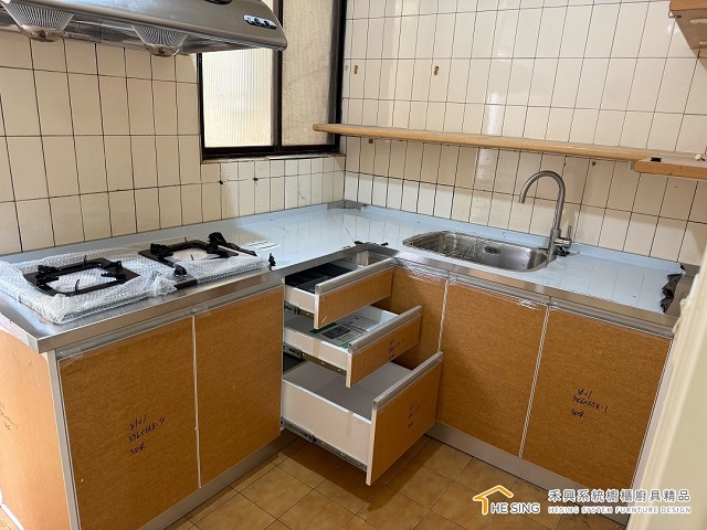 L 型廚具完工,木紋門板搭配大容量抽屜